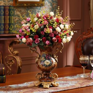 Vase antique style royal avec dorures et motif florale. Il est d'aspect luxueux et raffiné avec un gros bouquet de roses à l'intérieur.