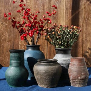 Vase antique en forme d'amphore en terre cuite, de couleur pastel et de différentes formes avec des compositions florales à l'intérieur.