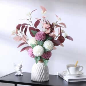 Petit vase extérieur blanc en plastique avec composition de fleurs fraiches
