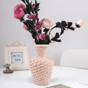 Petit vase extérieur en plastique rose avec composition florale