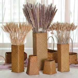 Grands vases tressés en bambou contenant des compositions de fleurs style pampa