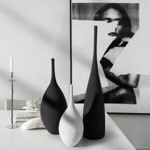 Des vases de style scandinave, aux formes arrondies avec des cols en longueur. En noir ou blanc, ils donnent un aspect minimaliste à votre décoration. Ces soliflores sont parfaits pour vos fleurs.