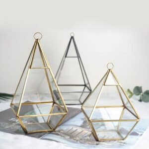 Petit vase suspendu triangulaire en verre avec une armature de métal doré ou argenté.