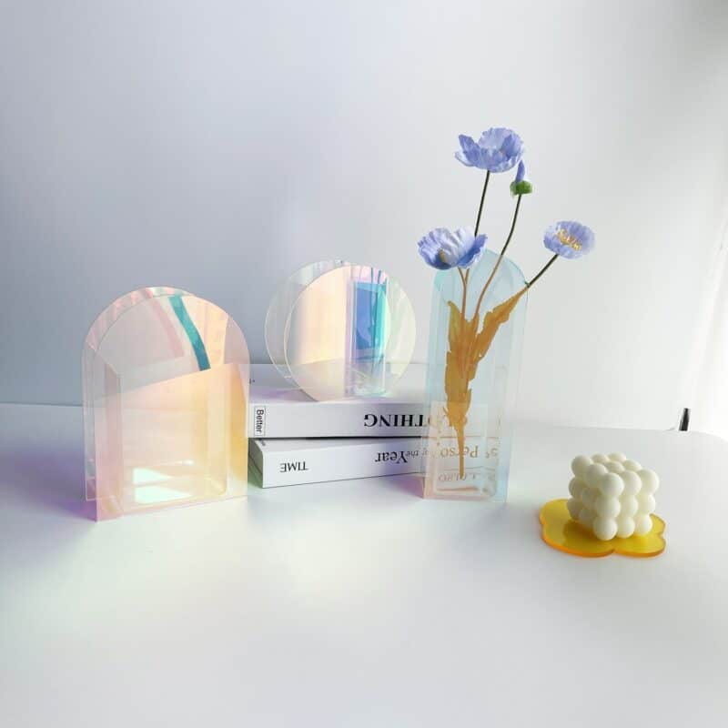 Vase transparent à forme géométrique multicolore