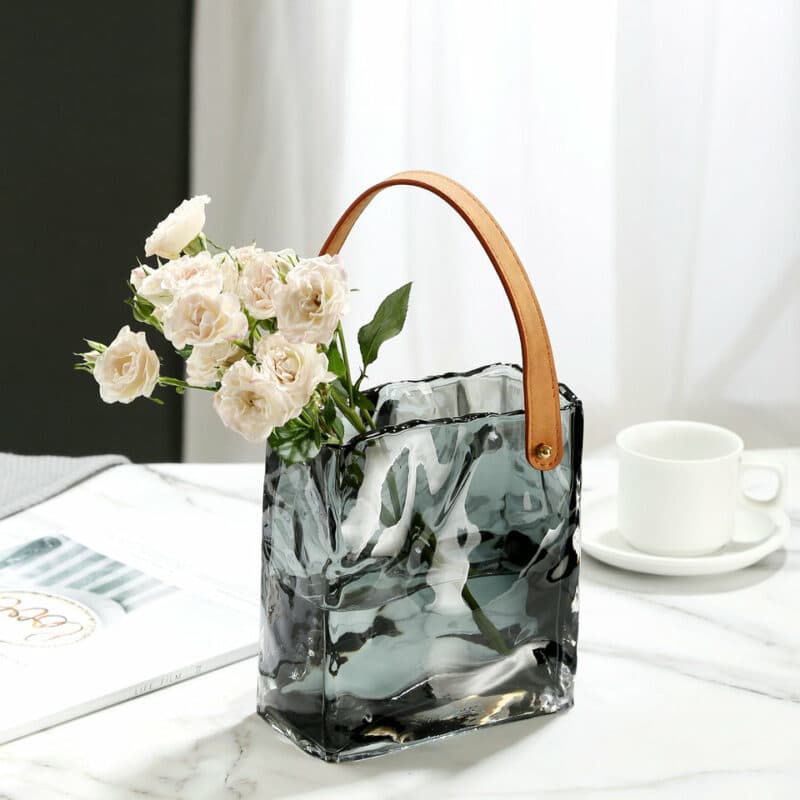 Vase transparent original en verre à forme de sac