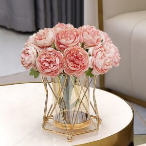 Petit vase en verre contenu dans une armature de métal doré aux courbes géométriques composées de barreau. Il expose un bouquet de jolies roses.