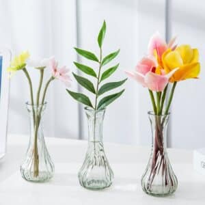 Petit vase en verre transparent de style art déco de forme évasé avec striures.