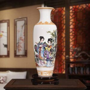 Vase chinois en céramique et argile blanche, en forme de jarre traditionnelle. Il arbore des motifs colorés de l'art chinois antique.