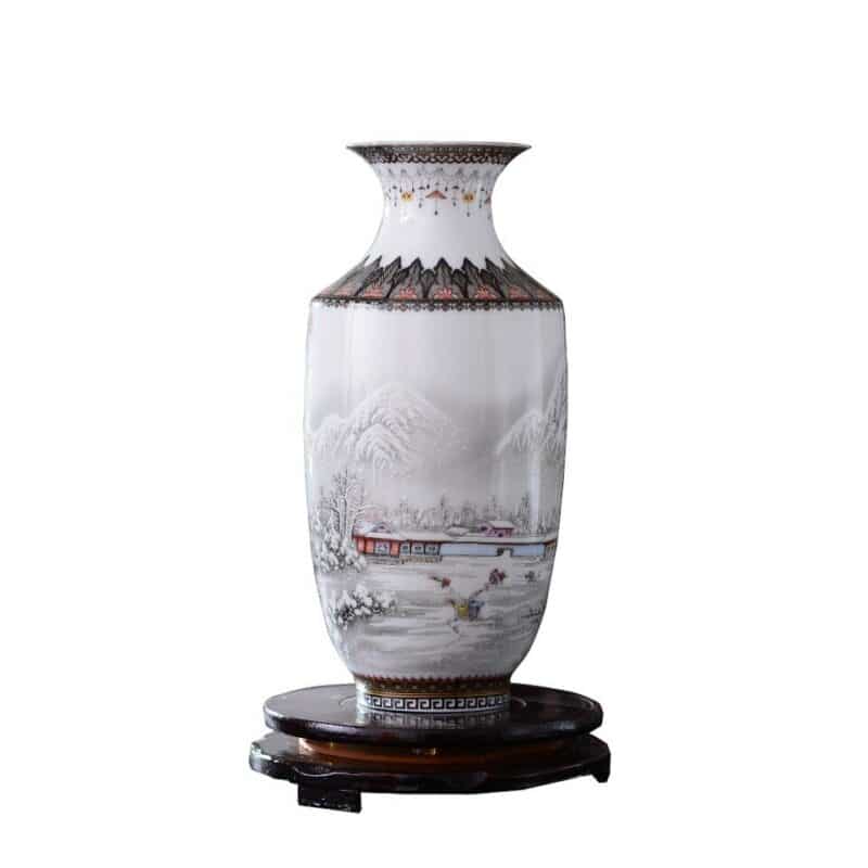 Vase chinois blanc à motif de paysage enneigé