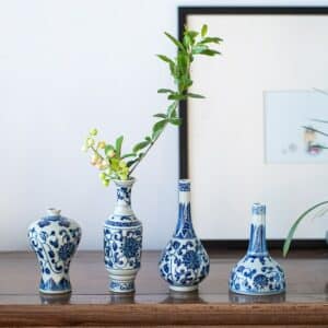 Collection de vases miniatures inspirés du style Ming traditionnel chinois. Caractérisé par sa forme de flacon miniature en céramique blanche et ses motifs de petites fleurs bleues.