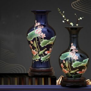 Magnifique vase chinois de style antique fabriqué en céramique disponible en noir ou bleu. Il a une forme de jarre, des motifs traditionnels chinois sont peints sur sa surface. Ils représentent des fleurs de lotus dans les tons verts et roses.