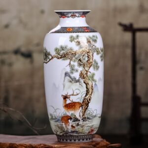 Vase chinois ancien en céramique blanc. Il est en forme de petite jarre traditionnelle et présente des motifs d'animaux dans des décors naturels.