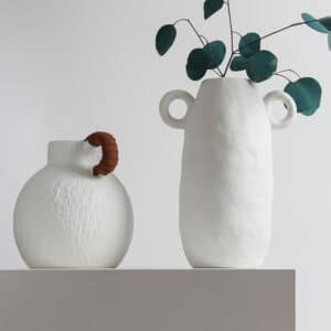 Vase grec blanc en forme d'amphore en céramique avec anses. Un vase en forme de boule, et l'autre ovale, intégrant des fleurs séchées.