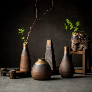 Petit vase japonais en céramique et porcelaine. Ce soliflore est de couleur brune avec des reflets or et bronze. Il diffuse un style zen et minéral, inspiré par un design minimaliste.
