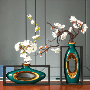 Vase moderne vert de style chinois. Cette grande amphore original est ajourée en son centre. Le centre ainsi que le col du vase sont de couleur dorée. Le vase est intégré à un cadre en bois rectangulaire.