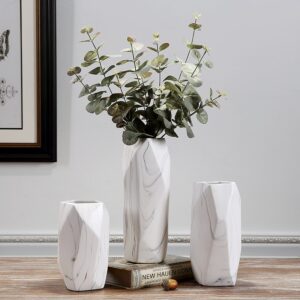 Vase moderne de forme carré effet marbre. Il est inspiré du style scandinave, blanc et marbré. Il a une forme géométrique déstructurée.