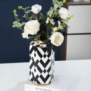 Vase moderne style art déco en noir et blanc. Sa forme d'amphore hexagonale carrée fait la force de son design. Il est du plus bel effet avec des fleurs claires, comme des roses blanches.
