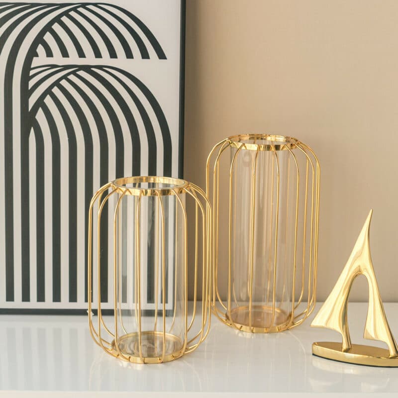Vase moderne en lanterne de métal doré