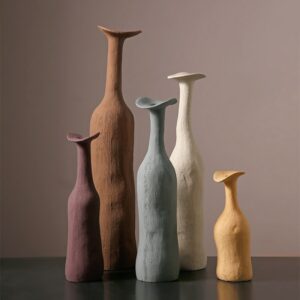 Vase moderne coloré de style Morandi. Ils sont en forme de bouteilles artistiques et colorées. Ces vases soliflores ont le col évasé.
