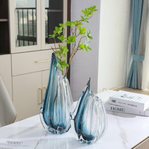 Vase murano en verre soufflé à la main, de couleur bleu. Ce vase à la forme originale d'une goutte d'eau. Son dégradé bleu lui procure un style moderne.