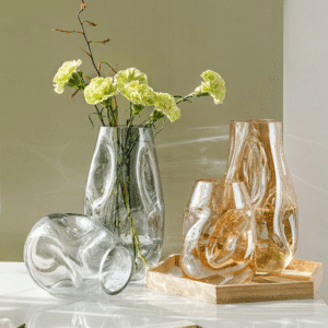 Vase en verre style Murano avec alvéoles. Son design irrégulier lui confère un charme unique. Disponible en noir et en marron, il servira de support idéal à vos fleurs favorites.