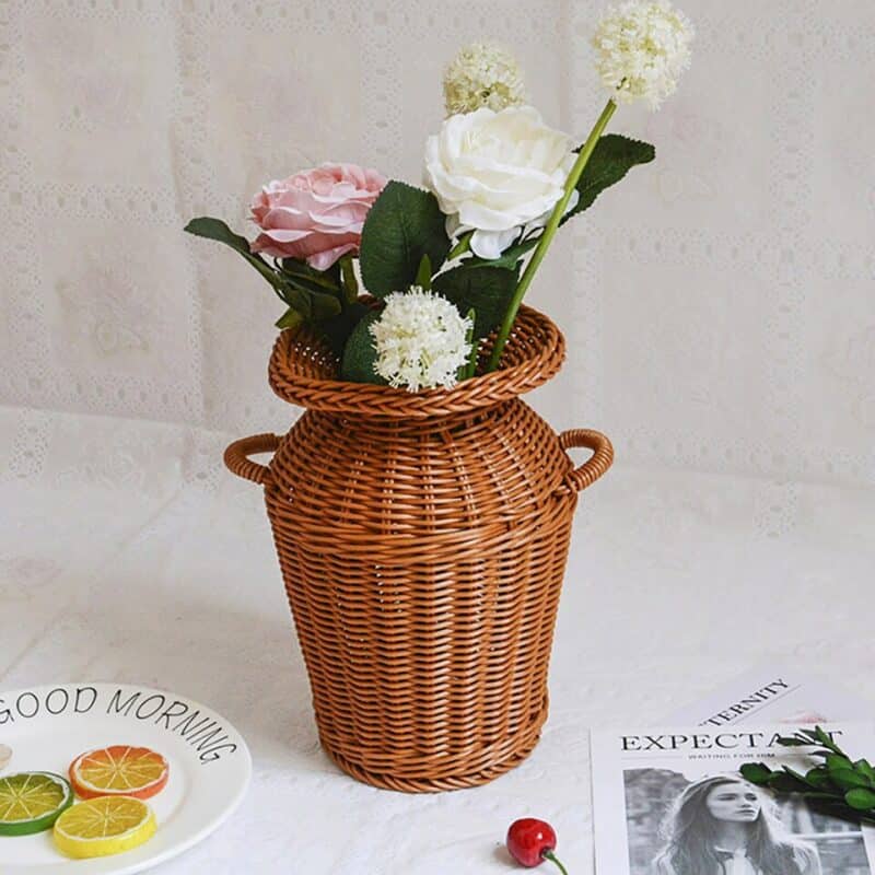 Ce petit vase en rotin diffuse un style rustique assumé. Ces deux petites anses et son tresage de couleur naturelle apporte un charme fou à vos fleurs favorites.