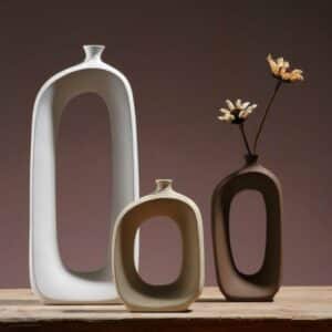 Vase scandinave ajouré dans un style moderne et épuré en forme de grand carré vidé en son centre. Ce vase minimaliste et moderne est un soliflore idéal pour vos plus jolies fleurs.