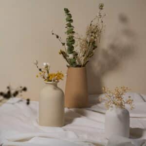 Ce petit vase scandinave est réalisé dans un style minimaliste. Cette petite urne en céramique dans des tons ocre peut servir de soliflore ou pour exposer de petits bouquets de fleurs séchées.
