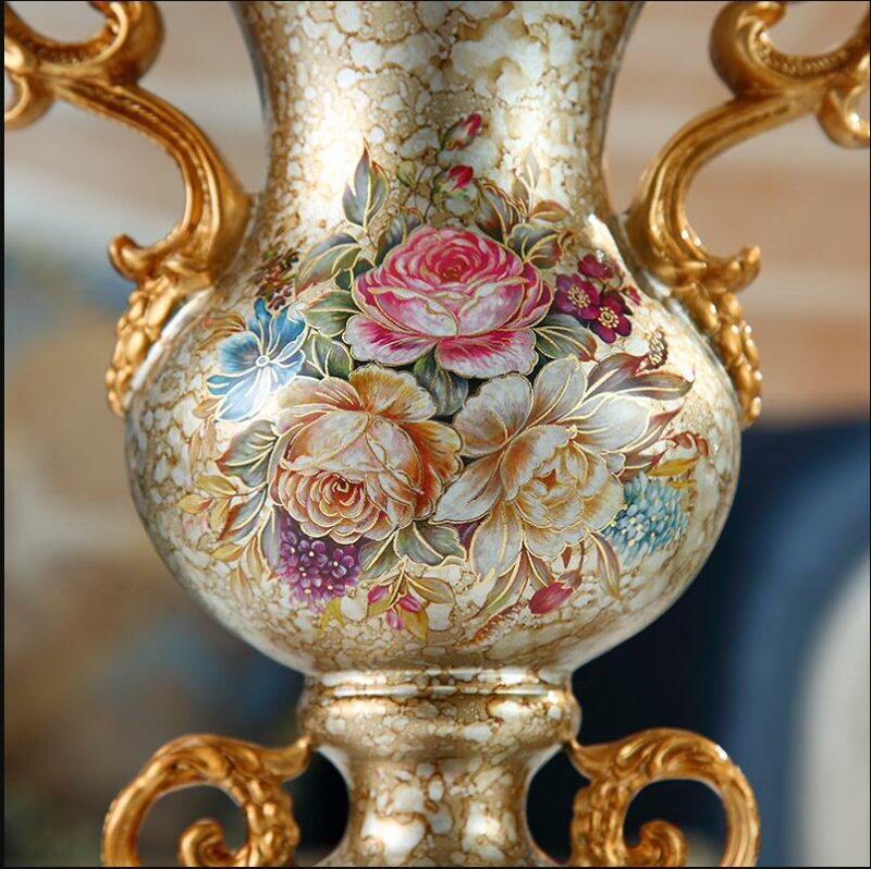 Vase vintage avec dorure et motif floral
