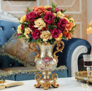 Ce vase vintage incarne parfaitement le style Pompadour. Sa forme d'amphore avec deux anses caractérise l'influence royal de cet objet. Disponible en bleu, blanc ou doré, ce contenant offre un beau volume pour exposer vos fleurs.