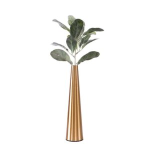 Vase moderne et minimaliste en forme de cône doré en métal. Ce vase, conçu comme un soliflore, expose une branche de plante verte à son extrémité haute. Il est brillant et reflète la lumière.