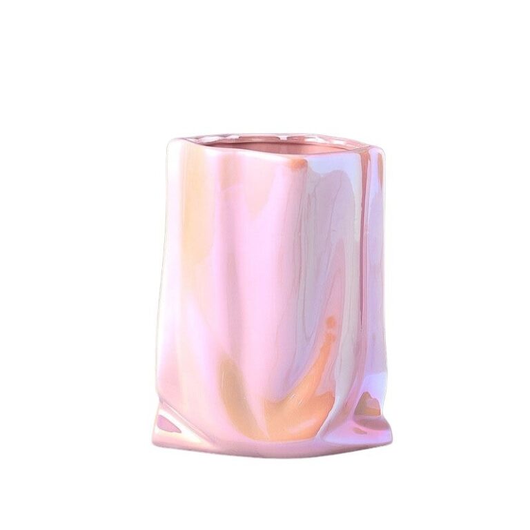 Vase d'intérieur élégant en céramique blanche faite à la main