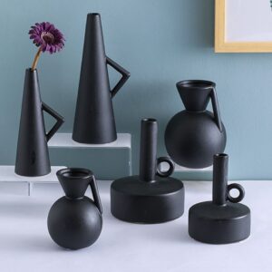 Vase noir moderne de forme géométrique. Cette collection de vase comprend trois modèles différents, chacun disponible en deux formats : petit ou grand. Ces vases noirs sont sobres, épurés, conviennent pour une utilisation en soliflore ou pour des bouquets colorés.