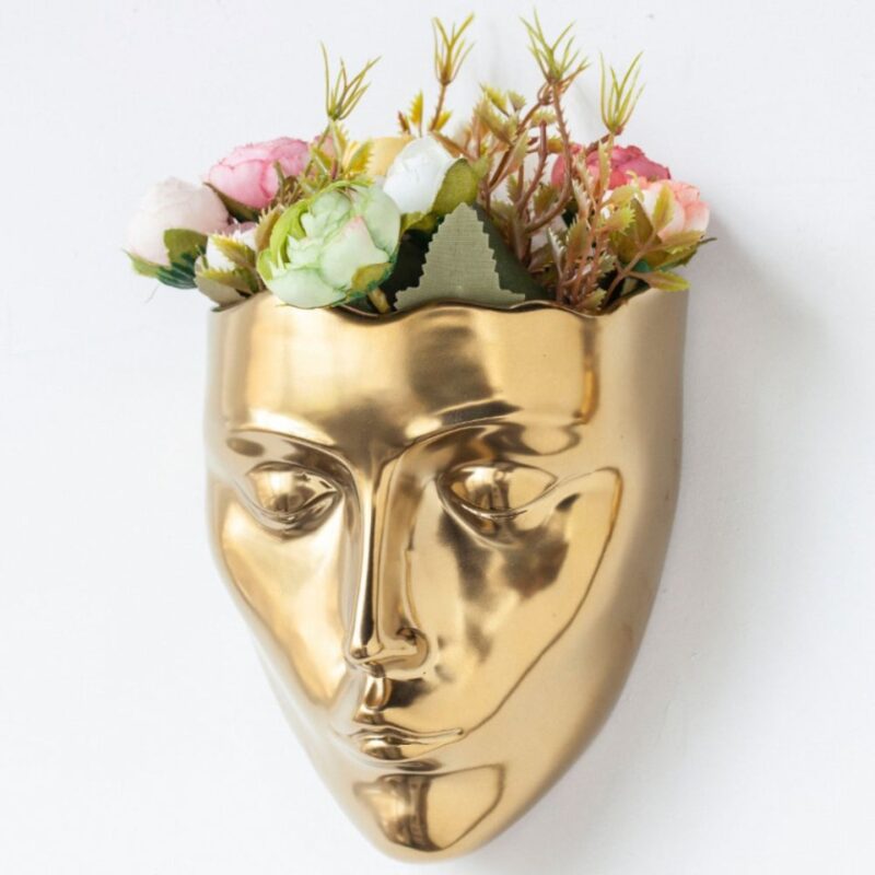 Vase doré suspendu en forme de visage