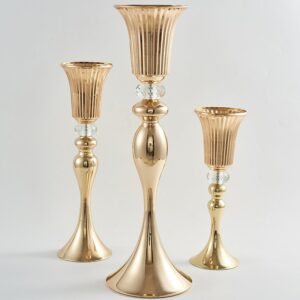Grand vase de luxe exposé en trio. Ces trois vases dorés de différentes tailles ont la silhouette d'un grand chandelier, inspiré par le style Médicis. Leur corps évasé permet d'y déposer vos plus beaux bouquets de fleurs.