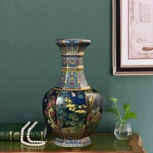 Vase antique de style chinois, de forme évasé avec un col octogonal. Les motifs floraux sont colorés et réalisés à la main. Il représente la plus pure tradition de la céramique chinoise. C'est un vase de prestige parfait pour un bouquet de fleurs majestueux.