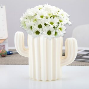 Vase blanc en forme de cactus, réalisé en plastique. Ce petit vase incassable apportera une touche originale et audacieuse à votre décoration d'intérieur. Il attirera tous les regards sur vos fleurs préférées.