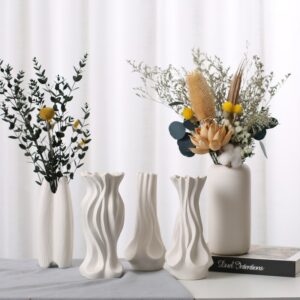 Vase blanc de style nordique en céramique. Cette collection de vase est disponible en différente forme géométrique. Le design est sobre, épuré, et mets en valeurs des bouquets de fleurs colorés.