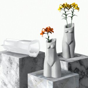 Vase original en forme de corps de femme réalisé dans un style cubique. Ces petits vases géométriques sont parfaits pour être utilisés en soliflore. Ils contiennent chacun une et deux tiges de fleurs. Ils sont exposés sur des socles cubiques en marbre.