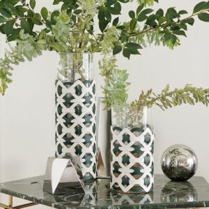 Grand vase en verre recouvert d'un tissage en cuir vert et blanc. Il est composé d'un large tube en verre pouvant accueillir vos bouquets de fleurs le plus volumineux. À la fois original et design, ce vase sublime votre décoration intérieure avec majestuosité.