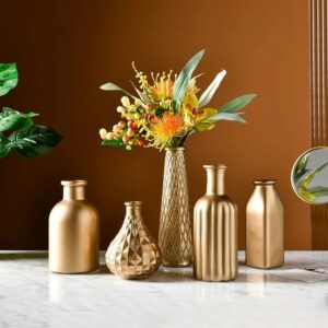 Vase doré petit format brillant. Cette collection de vase propose différente forme, du petit flacon au vase tubulaire. La peinture brillante rend ce vase attractif et valorise vos fleurs.