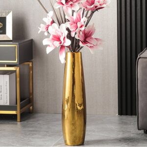 Grand vase doré à poser au sol de forme tubulaire. Réalisé en céramique, sa peinture dorée attire les regards et focalise l'attention sur vos plus beaux bouquets de fleurs. Exposez-le à même le sol, dans votre salon, votre entrée pour un effet décoratif monumental.