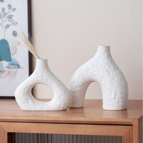 Vase blanc style scandinave en duo. Ces deux vases de forme géométrique abstraite sont conçus dans un style épuré et moderne. Apportez une touche de design en exposant un bouquet de fleurs séchées ou une belle rose en soliflore.